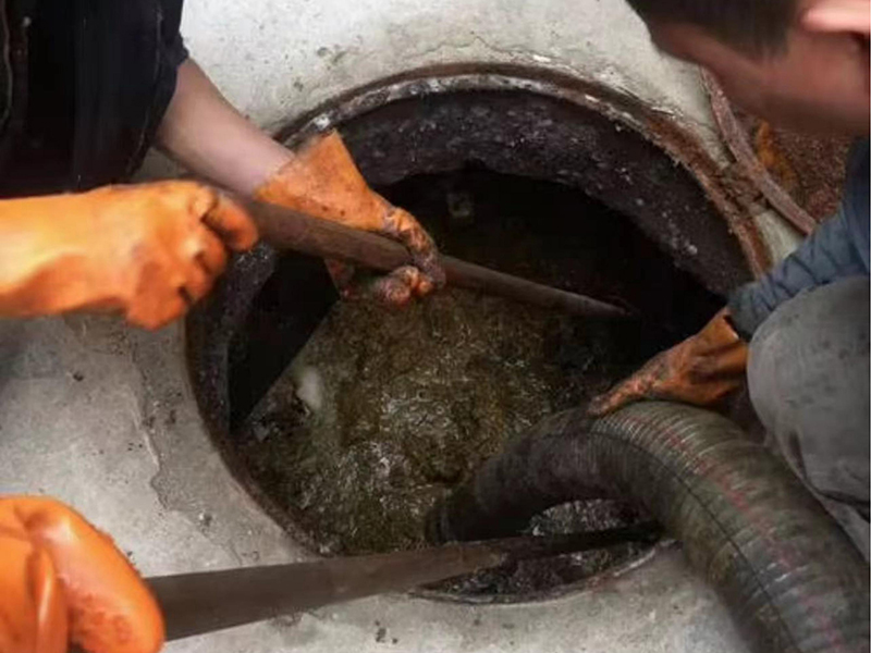 正宁清理化粪池时如何避免沼气的危害？